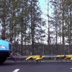 # video | Boston Dynamicsin SpotMini-robotit vetävät takanaan valtavan kuorma-auton