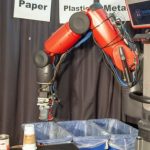 # video | Genbrugsb robot genkender papir, plast og metaller ved berøring