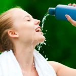 ¿Es cierto que necesita beber 2 litros de agua por día?