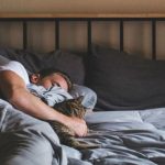Miksi ihmiset nukkuvat vähemmän iän myötä?