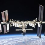 La tripulación de la ISS escapó de los desechos espaciales en la nave espacial Soyuz y Crew Dragon