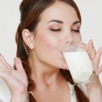 Hvorfor et glas varm mælk ved sengetid hjælper dig med at falde i søvn