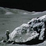 科学者たちは月からの神秘的な磁気岩を説明しました
