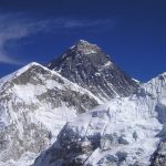 En enorm gletsjer på Everest mistede halvdelen af ​​sin is, før den smeltede – hvor blev vandet af?