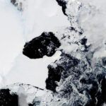 في القارة القطبية الجنوبية ، انهار جرف جليدي ضخم في الماء - ما الذي يهدد البشرية؟