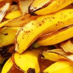 Вчені радять не викидати банани: з них можна зробити щось корисне