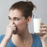 Як зрозуміти, що людині не можна пити молоко