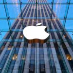 Глава Apple Тім Кук отримає вдвічі менше грошей за рік