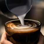 Чому каву треба пити з молоком?