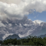 В Індонезії викидається "вулкан Судного дня": чому він так називається?