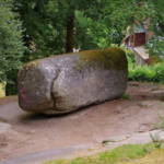 Камінь вагою 130 тонн може посунути навіть дитина. Як таке можливо?