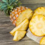 Hvorfor efter ananas brænder det i munden og nogle gange bløder det